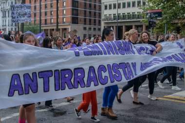 Montevideo, Uruguay: 8 Mart 2025: Cinsiyet eşitliği ve kadın hakları mücadelesini onurlandırmak amacıyla 18 de Julio Bulvarı için kadınlar günü dev yürüyüşü.