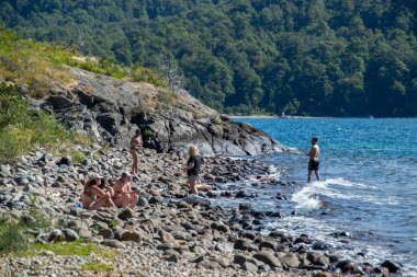 Futaleufu, Arjantin: 8 Ocak 2023: Lake Rock sınırındaki bir grup insan, Chubut ilindeki bir dünya mirası olan ulusal parkı, patagonya ve Arjantin 'i alarma geçirdi