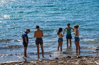 Futaleufu, Arjantin: 8 Ocak 2023: Göl sınırındaki bir grup insan, Chubut ili, patagonya ve Arjantin 'deki bir dünya mirası sahası olan ulusal parkı alarma geçirdi