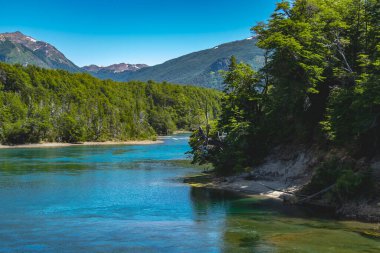 Los Angeles 'taki yüksek açılı göl ve orman manzarası ulusal parkı alarma geçirdi. Dünya mirası, Chubut vilayeti, patagonya ve Arjantin' de yer alıyor.
