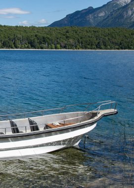 Futaleufu, Arjantin: 8 Ocak 2023: Göl kıyısında küçük bir motorlu tekne, Los Angeles Ulusal Parkı alarma geçirdi, dünya mirası olarak Chubut ili, patagonya ve Arjantin 'de yer aldı