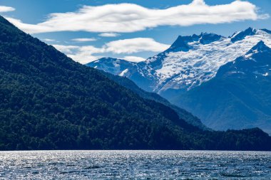 Tepesinde buzullar bulunan göl ve dağ, ulusal parkı alarma geçirdi. Dünya mirası, Chubut vilayeti, patagonya ve Arjantin 'de yer alıyor.