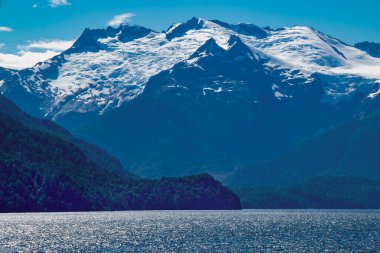 Tepesinde buzullar bulunan göl ve dağ, ulusal parkı alarma geçirdi. Dünya mirası, Chubut vilayeti, patagonya ve Arjantin 'de yer alıyor.