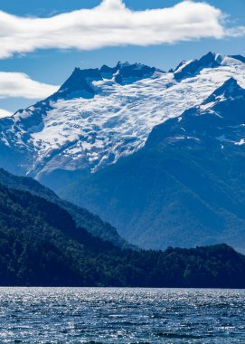 Tepesinde buzullar bulunan göl ve dağ, ulusal parkı alarma geçirdi. Dünya mirası, Chubut vilayeti, patagonya ve Arjantin 'de yer alıyor.