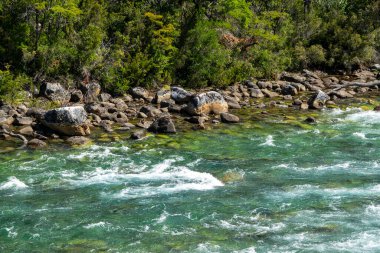 Yüksek açılı göl ve Los Angeles 'taki kayalık kıyı manzarası ulusal parkı alarma geçirdi. Dünya mirası bölgesi Chubut, Patagonya, Arjantin' de yer alıyor.