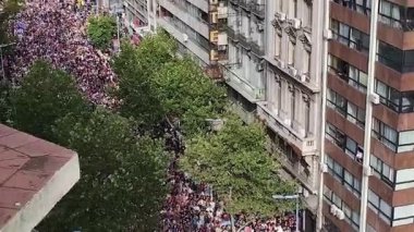 Montevideo, Uruguay: Mart 12025: Uruguay 'da Uruguay Yeni Başkan Varsayımları Yürüyüşü' nde 18. de Julio Caddesi 'nde binlerce çılgın amplio hayranının yüksek açılı görüntüsü