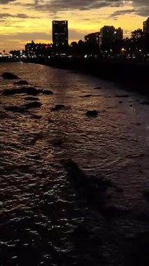 Montevideo City, Uruguay 'daki Ciudad Viktorya mahallesinin deniz manzaralı günbatımı sahnesi.