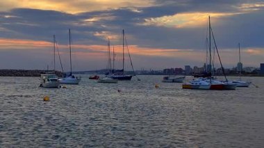 Montevideo, Uruguay: 22 Mart 2025: Arka planda Montevideo gökdeleni, punta carretas, uruguay