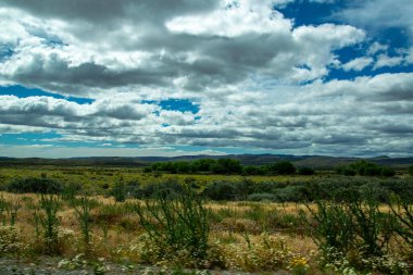 Steppe patagonya manzarası ve dağlar arka planda, Cushamen Bölümü, Chubut Bölgesi, Arjantin