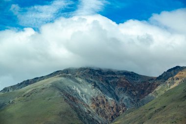 Rocky Dağı tepesinde büyük beyaz bulutlar, Cushamen Bölümü, Chubut Bölgesi, Arjantin
