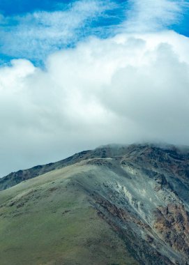 Rocky Dağı tepesinde büyük beyaz bulutlar, Cushamen Bölümü, Chubut Bölgesi, Arjantin