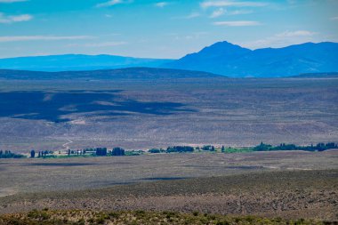 Steppe patagonya manzarası ve dağlar arka planda, Cushamen Bölümü, Chubut Bölgesi, Arjantin