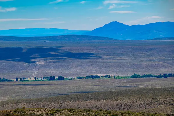 Steppe patagonya manzarası ve dağlar arka planda, Cushamen Bölümü, Chubut Bölgesi, Arjantin