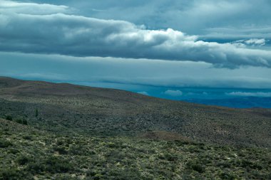 And Dağları tepesinde büyük beyaz bulutlar, Cushamen Bölümü, Chubut Bölgesi, Arjantin