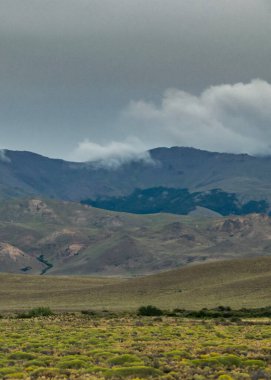 And Dağları tepesinde büyük beyaz bulutlar, Cushamen Bölümü, Chubut Bölgesi, Arjantin
