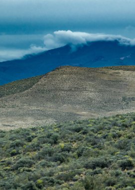 And Dağları tepesinde büyük beyaz bulutlar, Cushamen Bölümü, Chubut Bölgesi, Arjantin