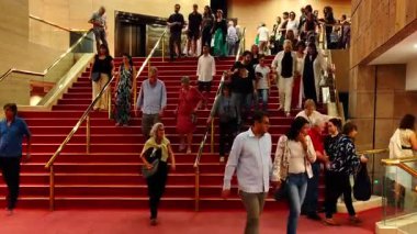 Montevideo, Uruguay: 25 Mart 2025: Bir müzik performansı sonrasında Montevideo 'daki konferans salonunun merdivenlerinden inen kalabalık. 