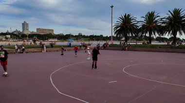 Montevideo, Uruguay: 25 Mart 2025: Vdeo 'da genç insanlar ve çocuklar canlı bir kaykay parkında paten kayıyor, park rodo, montevideo city, uruguay
