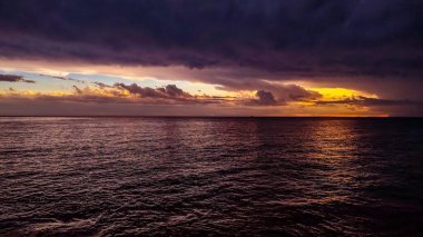 Büyük büyük bulutlar Rio de la plata nehri üzerinde fırtına bekliyor, Montevideo şehri, uruguay