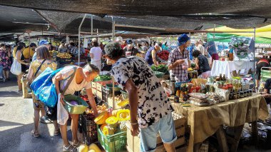 Piriapolis, Uruguay: 5 Ocak 2025: Piriapolis, Uruguay 'daki bir sokak gıda pazarında tipik kalabalık sahne.