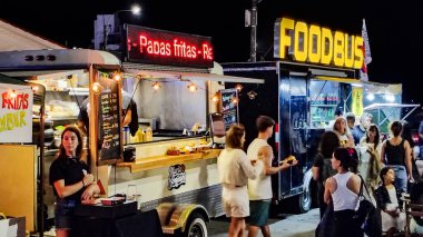 Punta del este, Uruguay: 12 Ocak 2025: Yaz gecesi müzik festivalinde kalabalık, yemek kamyonları ve bira ürünleri, punta del este city, maldonado Department, uruguay