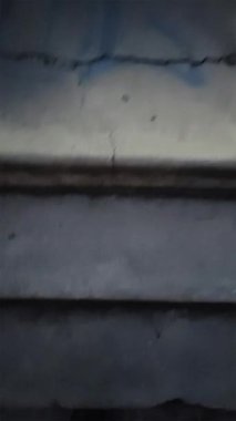 Yüksek açılı, birinci şahıs bakış açısı videosu yükselen beton merdivenlerin hareketini gösteriyor 