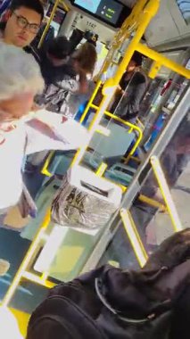 Montevideo, Uruguay: 25 Mart 2025: Otobüsten inen kişilerin Montevideo, Uruguay 'daki çardak sahasında sokaklara çıkışlarını gösteren birinci şahıs bakış açısı videosu. 