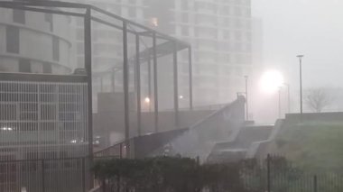Şiddetli rüzgarlı sağanak yağış, kenar mahalle, montevideo, uruguay 'lı sabit çerçeveli şehir manzarası geniş açıda görülüyor.