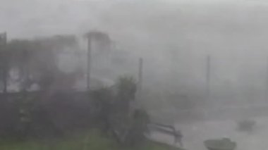 Şiddetli rüzgarlı sağanak yağış, kenar mahalle, montevideo, uruguay 'lı sabit çerçeveli şehir manzarası geniş açıda görülüyor.