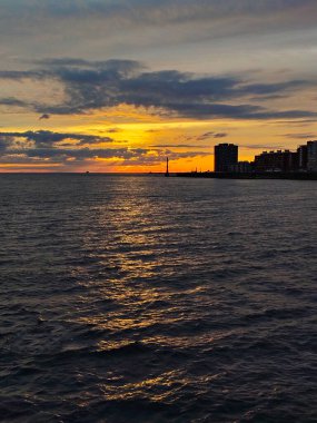 Yaz günbatımı şehir sahnesi Boardwalk 'ta ünlü la rambla de montevideo, ciudad vieja area, uruguay