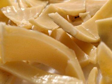 Altın sarısı tonda çiğ makarna..