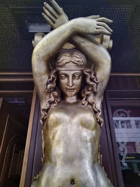 Kadın heykelinin mitolojik altın heykelinin orta açı görüntüsü.