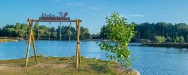 Rustik ahşap halat yaz öğleden sonra gölün sınırında sallanıyor, alvao gölü, vila pouca de aguiar, Portekiz