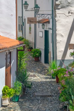 Braganca şehrinin tarihi merkezinin dar bir caddesinin göz hizasında, Portekiz