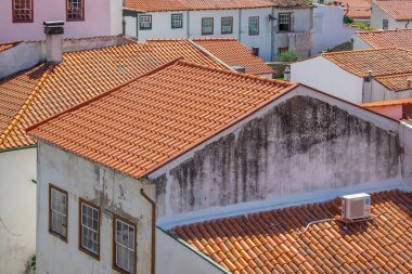 Braganca şehrinin yüksek açılı manzaralı terracotta çatıları ve ağaçlarla çevrili yoğun kentsel yerleşim.