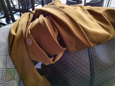 Alacakaranlıkta sakin bir ağaç, Jacinto Vera 'da, Montevideo City, Uruguay' da bulunan tipik bir orta sınıf mahalle.