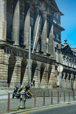 Yüksek kolonları olan büyük neoklasik bina. Düşük açılı, Portekiz 'in tarihi merkezi.