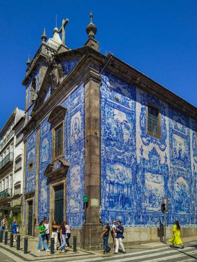 Porto, Portekiz: 12 Ağustos 2023: Capela das Almas 'ın açık mavi gökyüzü altında geleneksel mavi fayanslarla kaplı ön manzarası, porto şehri, Portekiz