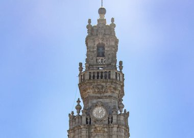 Porto şehrinin tarihi merkezi Portekiz 'de, berrak mavi gökyüzünün altındaki papaz kulesinin orta büyüklükte bir görüntüsü.