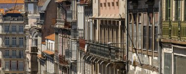 Süslü demir balkonları olan eski kentsel binalar, Porto şehrinin tarihi merkezi, Portekiz