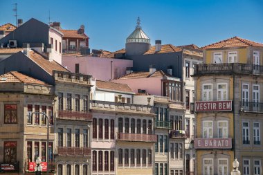Porto, Portekiz: 12 Ağustos 2023: Süslü demir balkonları olan eski kentsel binaların sıralanması, Porto şehrinin tarihi merkezi, Portekiz
