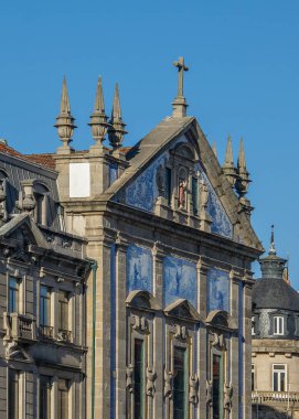 Zarif dairelerin ve barok kilise kulesinin yüksek açılı manzarası, Porto şehrinin tarihi merkezi, Portekiz