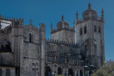 Porto Katedrali 'nin ön cephesinde Gotik kemer kuleleri ve gün ortası güneşinin altında süslü oymalar yer alıyor.