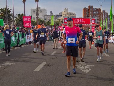 Montevideo, Uruguay: 4 Ağustos 2024: Montevideo şehrindeki ünlü rambla de montevideo, ciudad vieja county, uruguay 'daki yarı maratonu bitiren amatör koşucular grubu