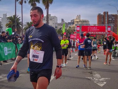 Montevideo, Uruguay: 4 Ağustos 2024: Montevideo şehrindeki ünlü rambla de montevideo, ciudad vieja county, uruguay 'daki yarı maratonu bitiren amatör koşucular grubu