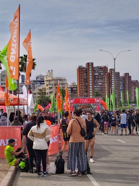Montevideo, Uruguay: 4 Ağustos 2024: Montevideo şehrinin ünlü rambla de montevideo kentindeki amatör koşucuları izleyen kalabalık, Uruguay 'ın ciudad vieja ilçesi