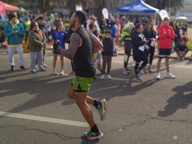 Montevideo, Uruguay: 4 Ağustos 2024: Montevideo şehrinin ünlü rambla de montevideo kentindeki amatör koşucuları izleyen kalabalık, Uruguay 'ın ciudad vieja ilçesi