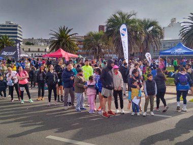 Montevideo, Uruguay: 4 Ağustos 2024: Montevideo şehrinin ünlü rambla de montevideo kentindeki amatör koşucuları izleyen kalabalık, Uruguay 'ın ciudad vieja ilçesi