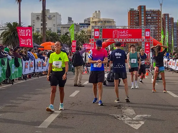 Montevideo, Uruguay: 4 Ağustos 2024: Montevideo şehrindeki ünlü rambla de montevideo, ciudad vieja county, uruguay 'daki yarı maratonu bitiren amatör koşucular grubu