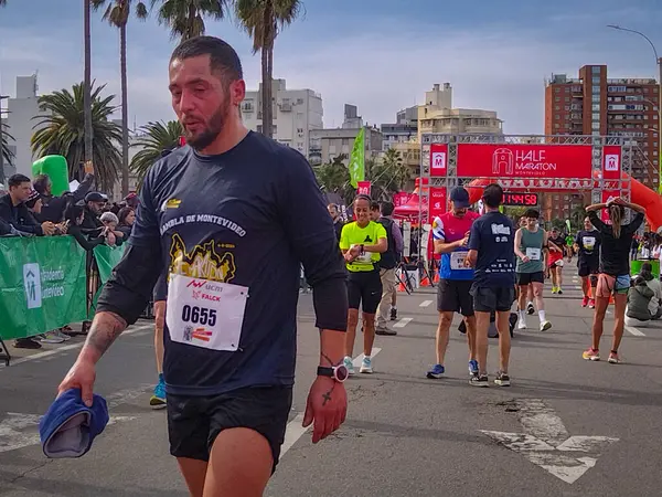 Montevideo, Uruguay: 4 Ağustos 2024: Montevideo şehrindeki ünlü rambla de montevideo, ciudad vieja county, uruguay 'daki yarı maratonu bitiren amatör koşucular grubu